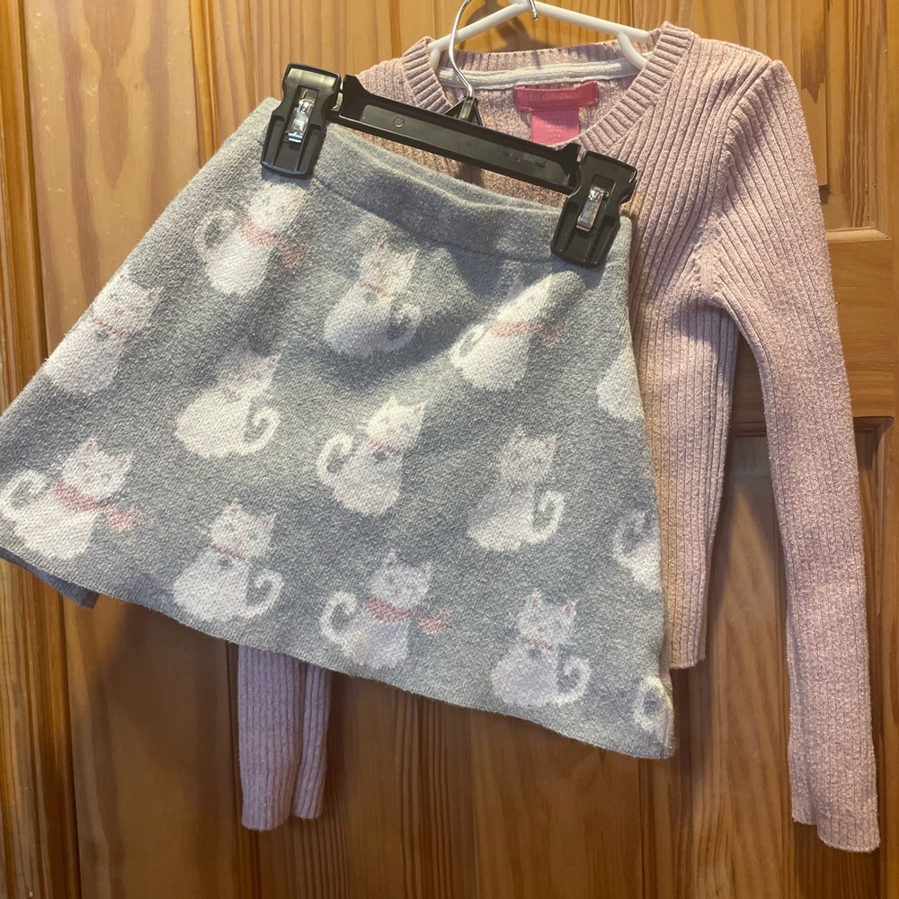 Isaac Mizrahi Girls Pink Knit Sweater With Cat  Print Skirt Size 5.